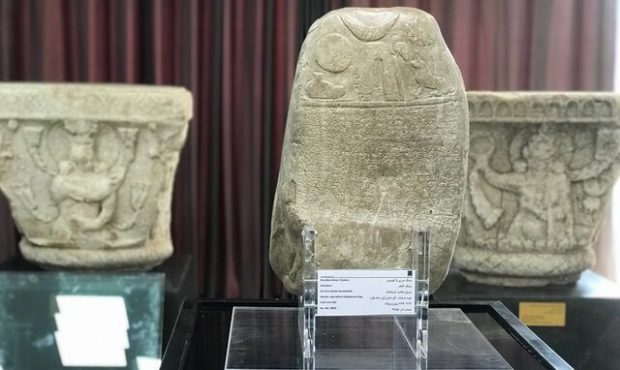 نمایش سنگ‌نوشته باستانی ۳۰۰۰ ساله در تاق‌بستان