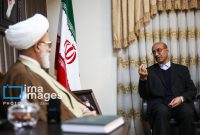 استاندار کرمانشاه کار خود را از دیدار با خانواده شهیدان آغاز کرد