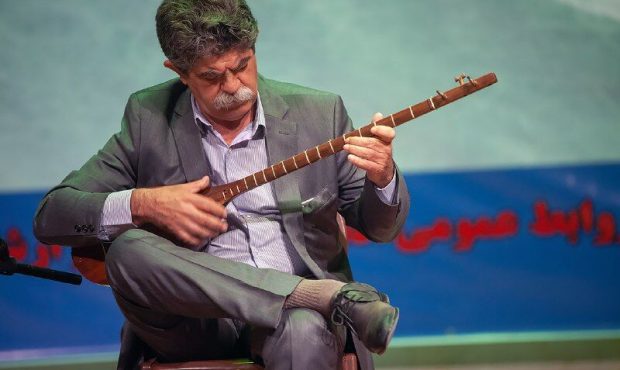 علی‌اکبر مرادی هنرمند عرصه موسیقی کرمانشاه جایزه ماملە ۲۰۲۵ را از آن خود کرد