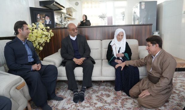 تجلیل استاندار کرمانشاه از مادر ۲ شهید اهل سنت در شهرستان جوانرود