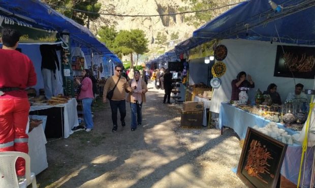 برپایی نمایشگاه صنایع‌دستی در محوطه تاریخی تاق بستان/ تلفیق تاریخ و فرهنگ کرمانشاه در تاق‌بستان 