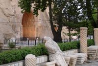 شناسایی محل اولیه استقرار مجسمه نیم‌تنه خسرو در تاق‌بستان کرمانشاه