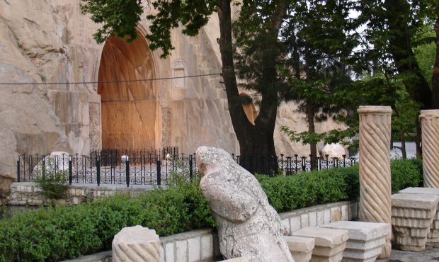 شناسایی محل اولیه استقرار مجسمه نیم‌تنه خسرو در تاق‌بستان کرمانشاه