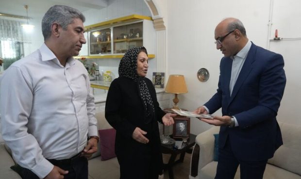 دیدار استاندار کرمانشاه با خانواده شهدا و جانبازان/مسوولان در کنار خانواده ایثارگران هستند