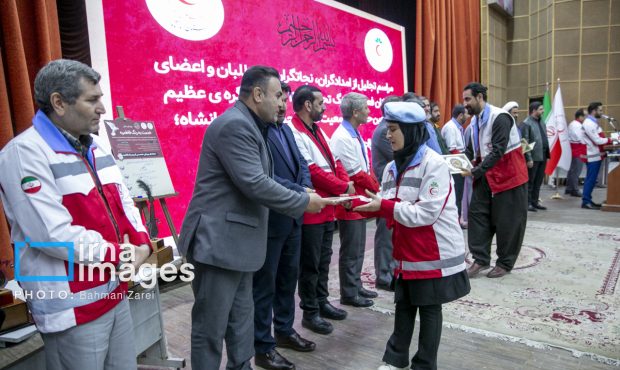 امدادگران فعال هلال احمر کرمانشاه در جنگ ۱۲ روزه و اربعین تجلیل شدند امدادگران فعال هلال احمر کرمانشاه در جنگ ۱۲ روزه و اربعین تجلیل شدند