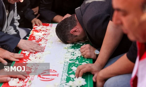 تشییع پیکر هفت شهید گمنام دفاع مقدس در کرمانشاه همزمان با سالروز شهادت حضرت زهرا(س)