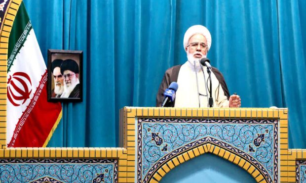 امام جمعه کرمانشاه: تضعیف دولت، بازی در زمین دشمن است