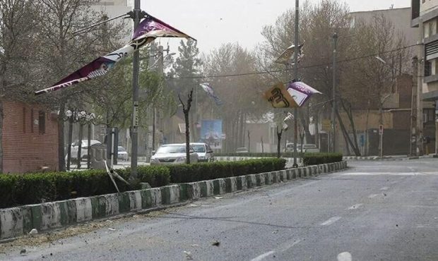 وزش شدید باد در کرمانشاه مشکلاتی را برای شهروندان به وجود آورد