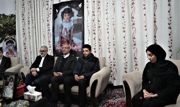استاندار کرمانشاه با خانواده شهیده سه ساله، ملینا اسدی دیدار کرد