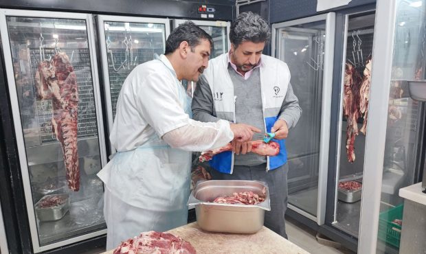 نظارت میدانی دامپزشکی کرمانشاه در ایام پُرمصرف؛ جلوگیری از ورود فرآوردههای فاسد به سفره مردم نظارت میدانی دامپزشکی کرمانشاه در ایام پُرمصرف؛ جلوگیری از ورود فرآوردههای فاسد به سفره مردم