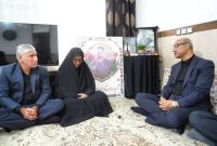 استاندار کرمانشاه با خانواده شهدای جنگ رمضان در روستای شیان اسلام آباد غرب دیدار کرد