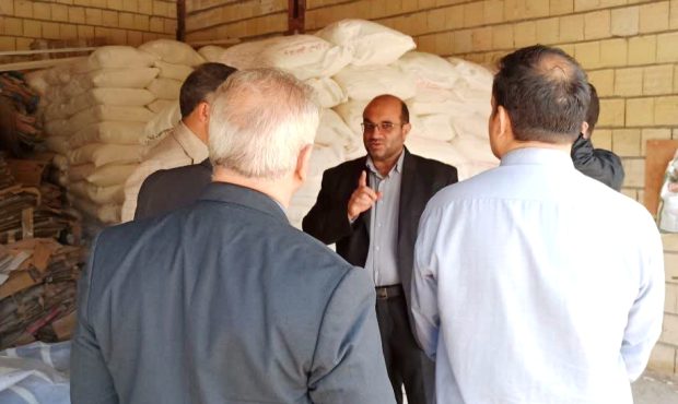 کشف ۴۰۰ کیسه آرد یارانهای در یک انبار / لطفی: امنیت غذایی مردم خطقرمز تعزیرات است کشف ۴۰۰ کیسه آرد یارانهای در یک انبار / لطفی: امنیت غذایی مردم خطقرمز تعزیرات است