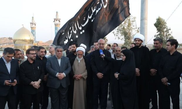 همزمان با برافراشته شدن بزرگترین پرچم عزای حضرت اباعبدالله الحسین(ع) در غرب کشور، همزمان با برافراشته شدن بزرگترین پرچم عزای حضرت اباعبدالله الحسین(ع) در غرب کشور،