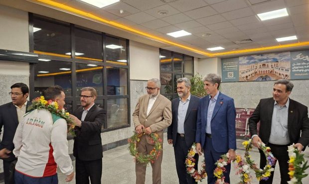 استقبال از ۵ مدال‌آور پارادوومیدانی در فرودگاه کرمانشاه